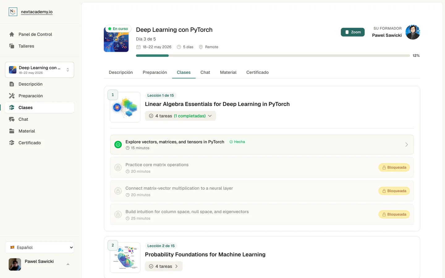Captura de pantalla del aula: un taller en curso con sus fechas, un botón de Zoom y una barra de progreso, y la primera clase desplegada con sus tareas y su duración, una hecha y tres bloqueadas